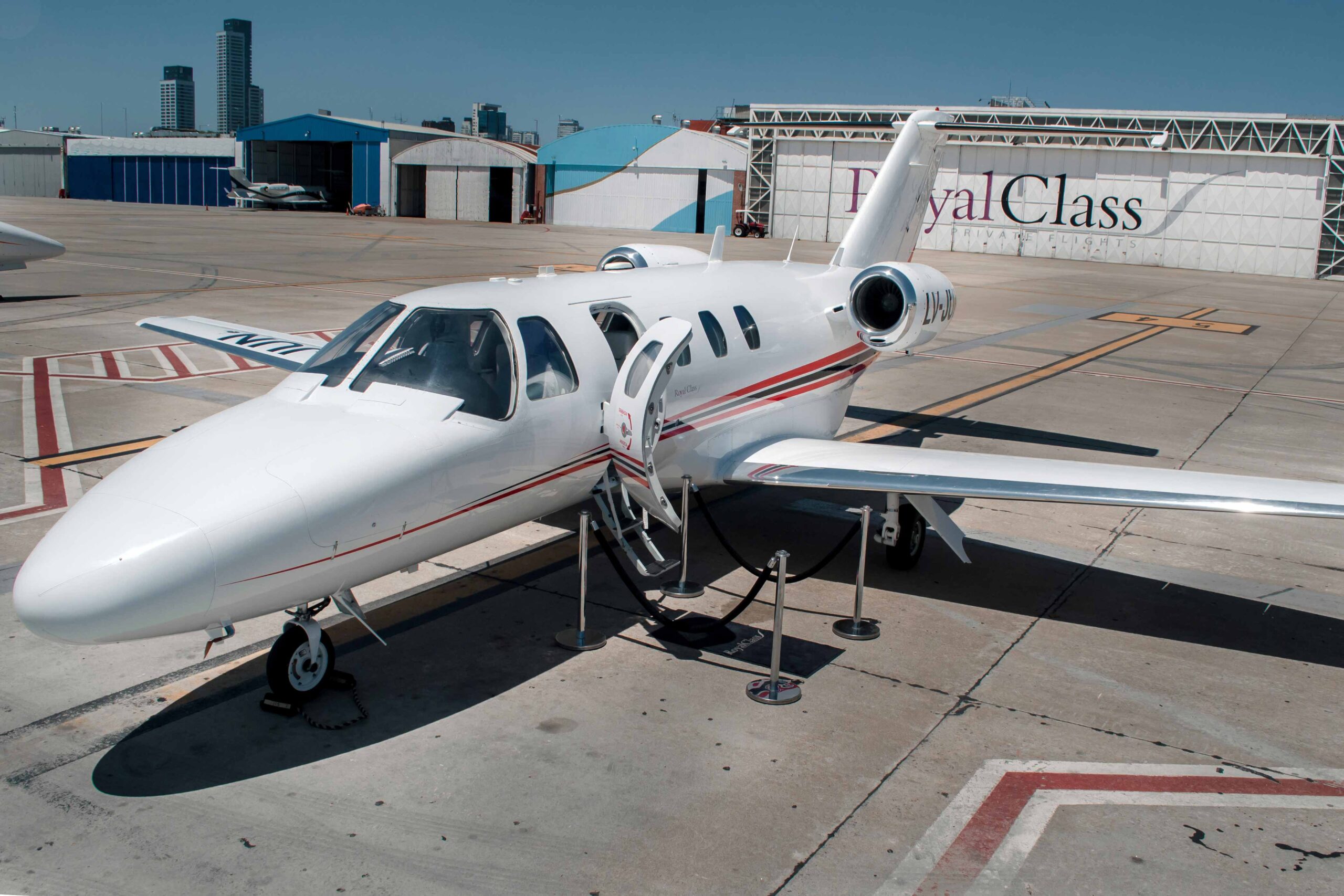 royal-class-citation-jet-abierto-estacionado