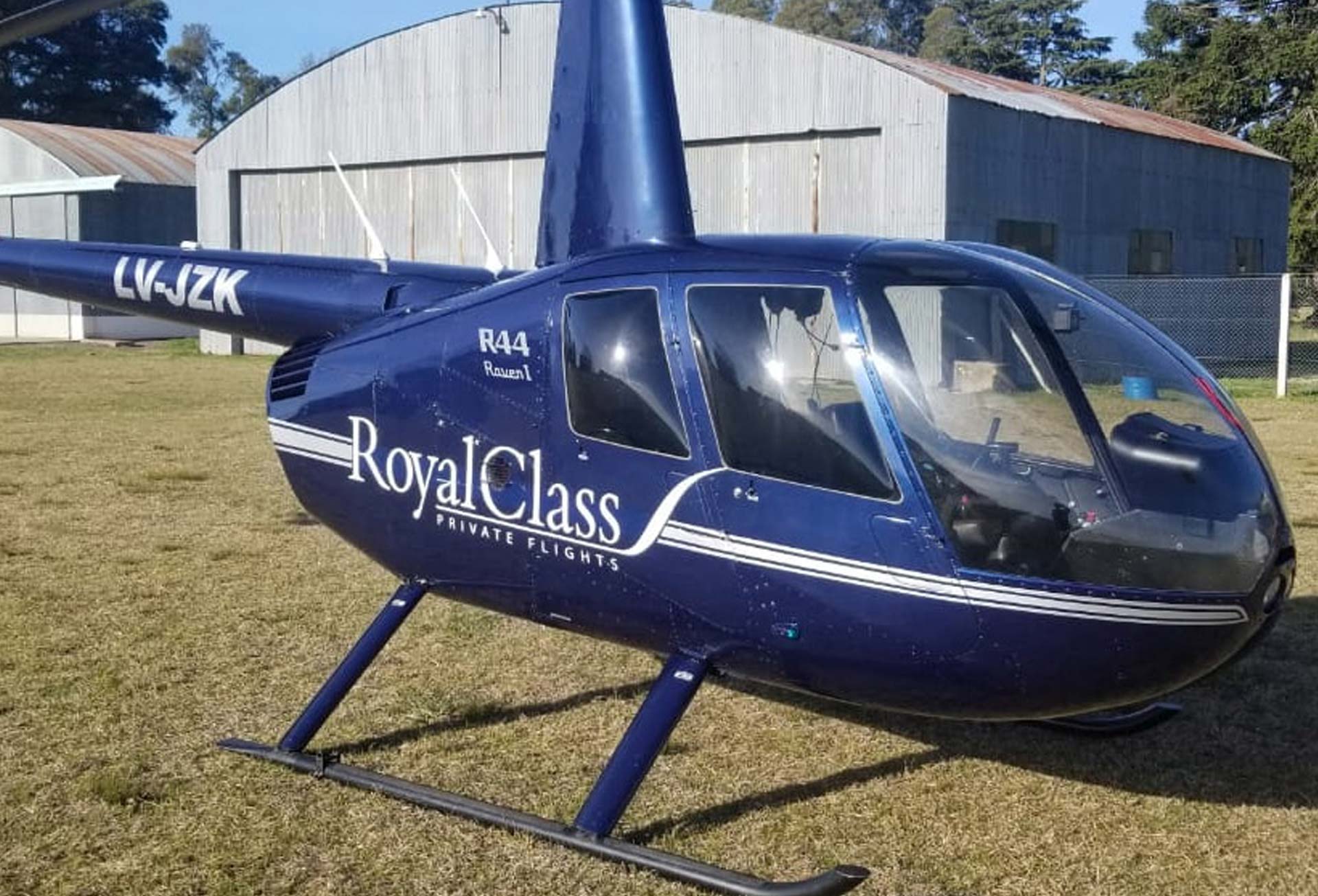 royal-class-helicoptero-robinson-44